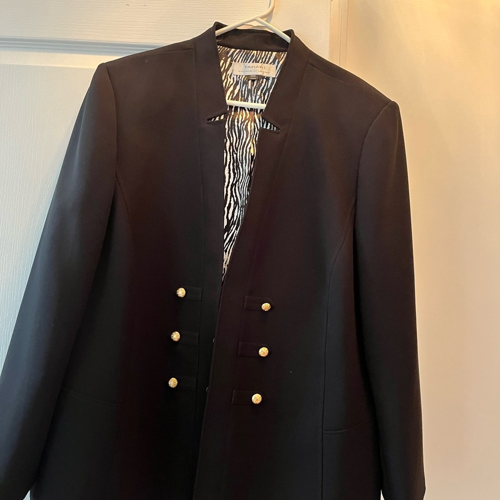 Black TAHARI Women’s Blazer- Size 22 W- snap close
